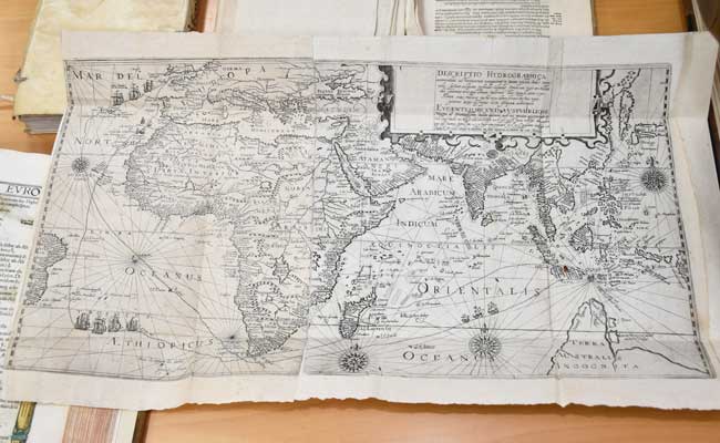 Mapa del libro de Jan Huyghem van Linschoten que será restaurado